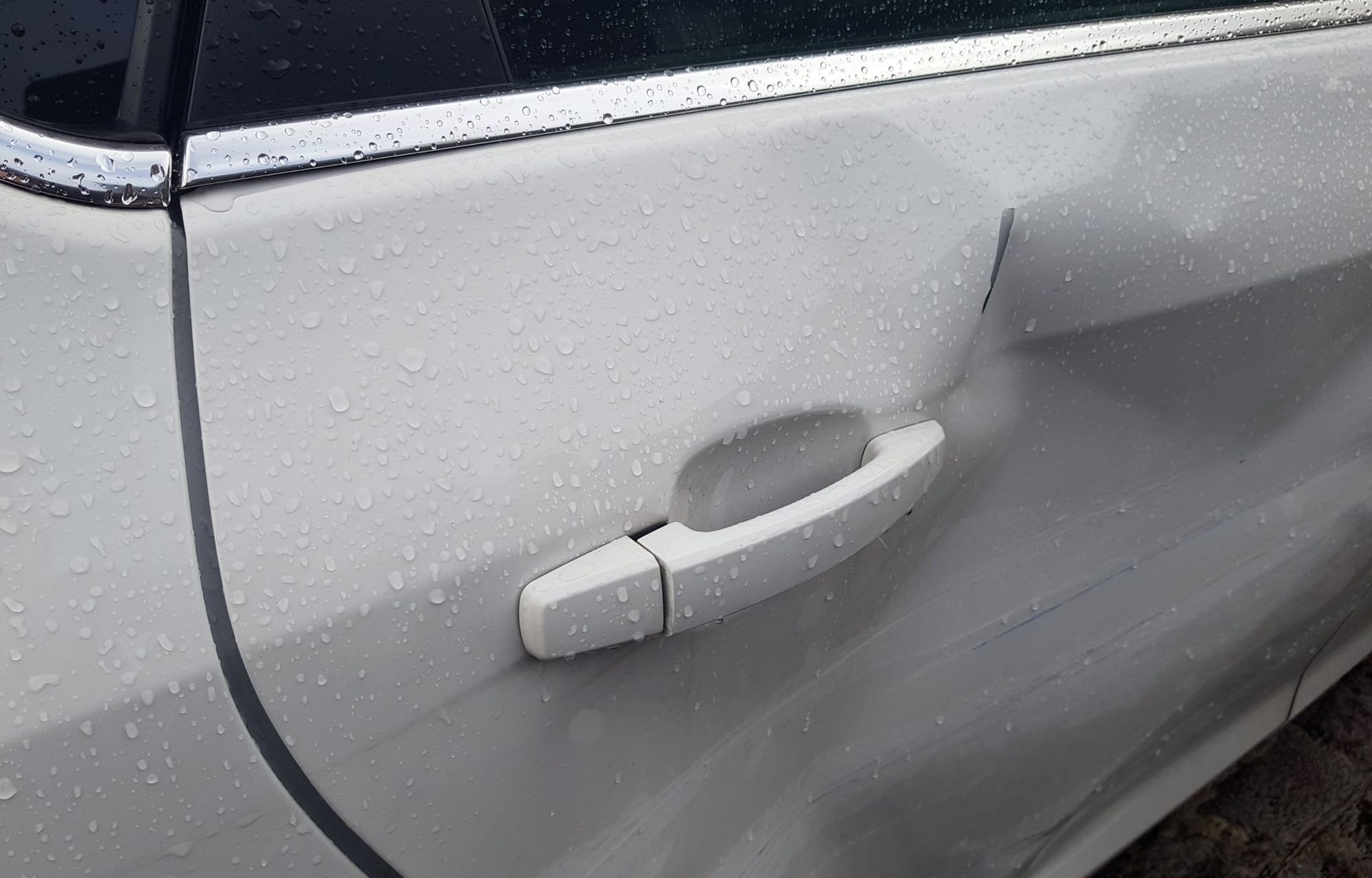 ¿Cómo sacar un golpe de un carro en la puerta?