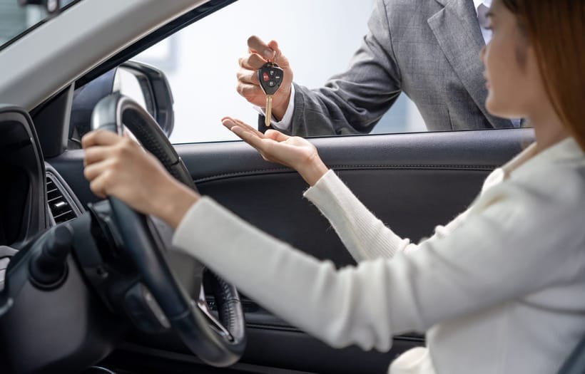 Cómo transferir un auto entre familiares en Estados Unidos: proceso, requisitos y costos