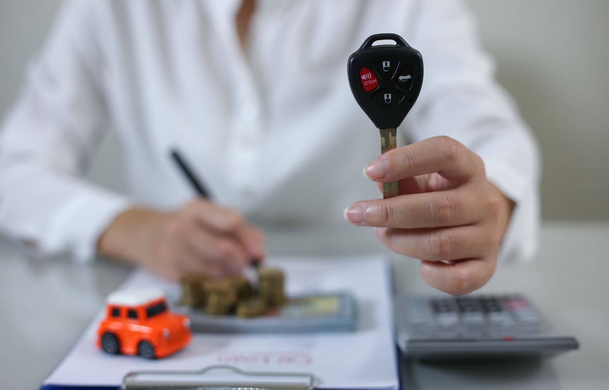 ¿Dónde se firma un título de carro para venderlo?