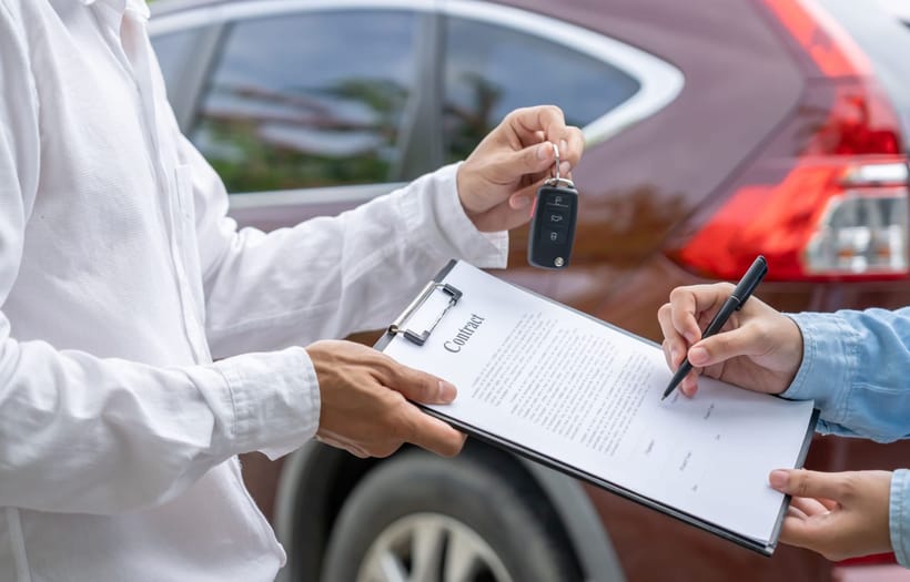 ¿Qué hacer si vendes tu auto y el nuevo dueño no lo pone a su nombre?