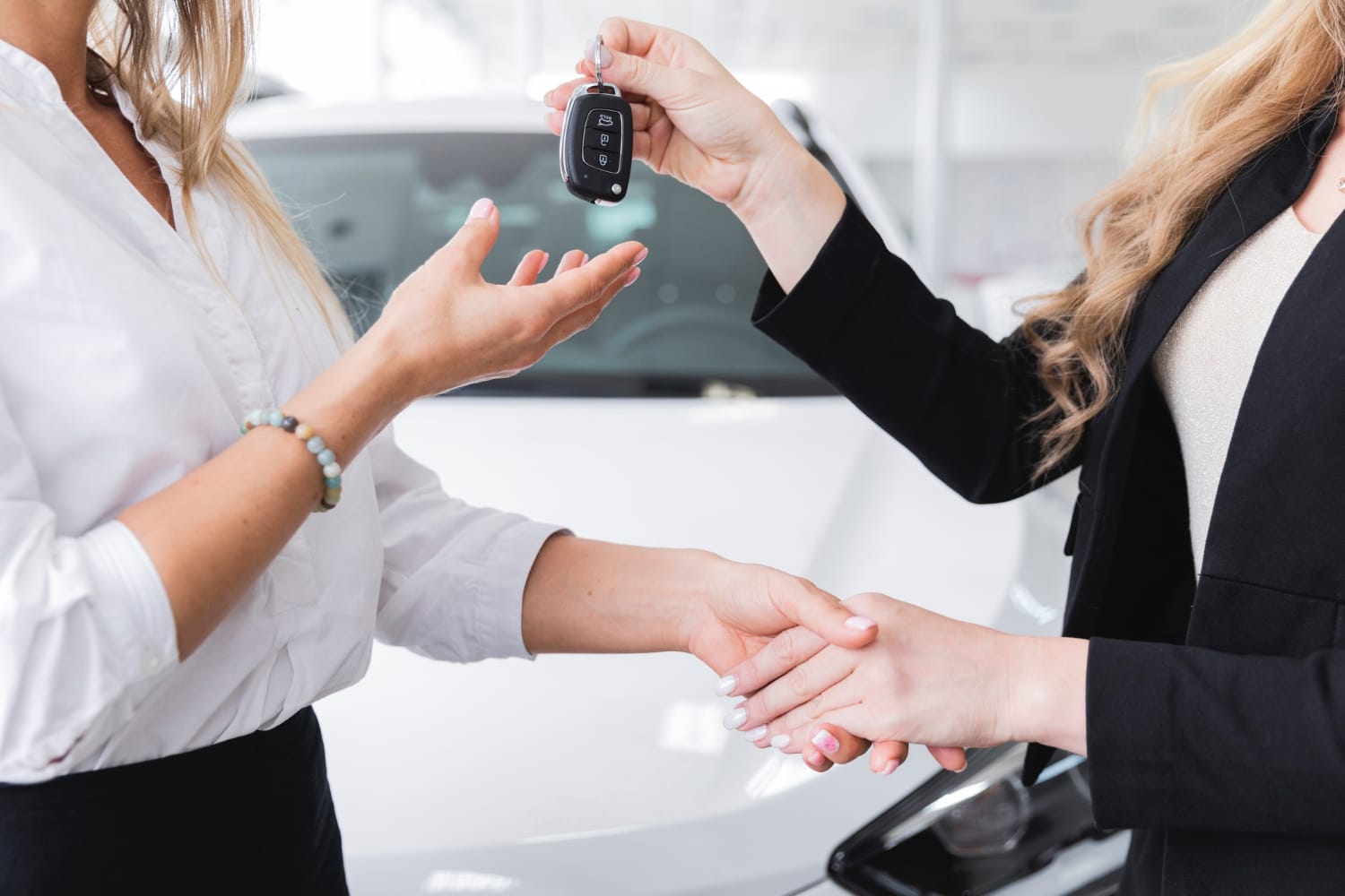 ¿Qué necesito para comprar un carro en un dealer? Guía completa paso a paso