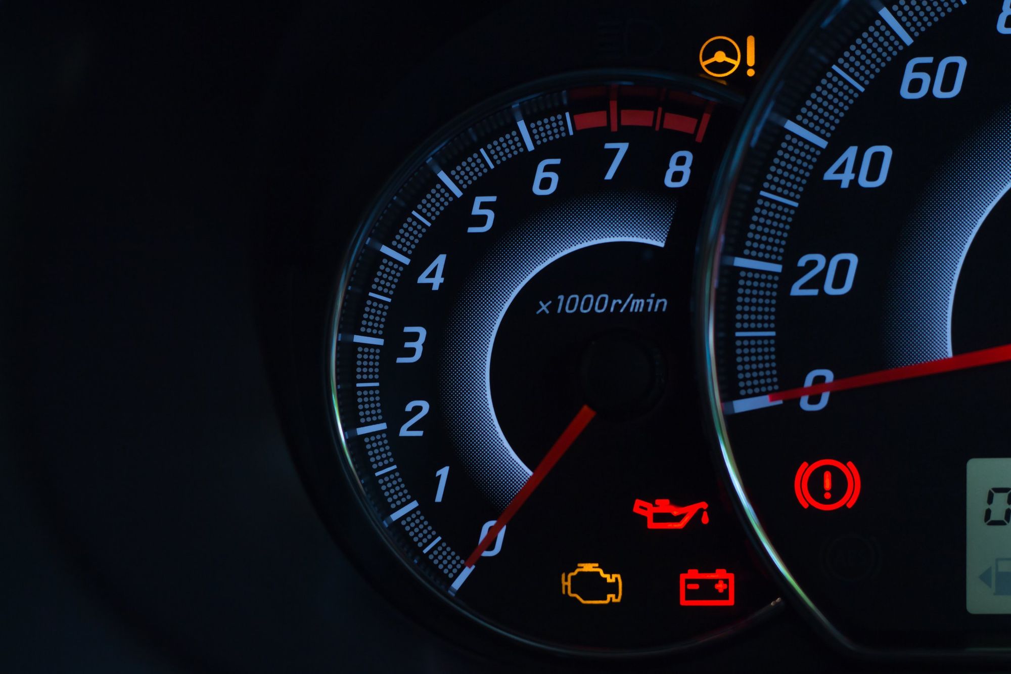 ¿Por qué se enciende la luz del motor (Check Engine) y qué hacer cuando aparece?