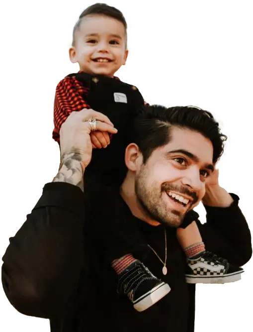 Familia latina sonriendo